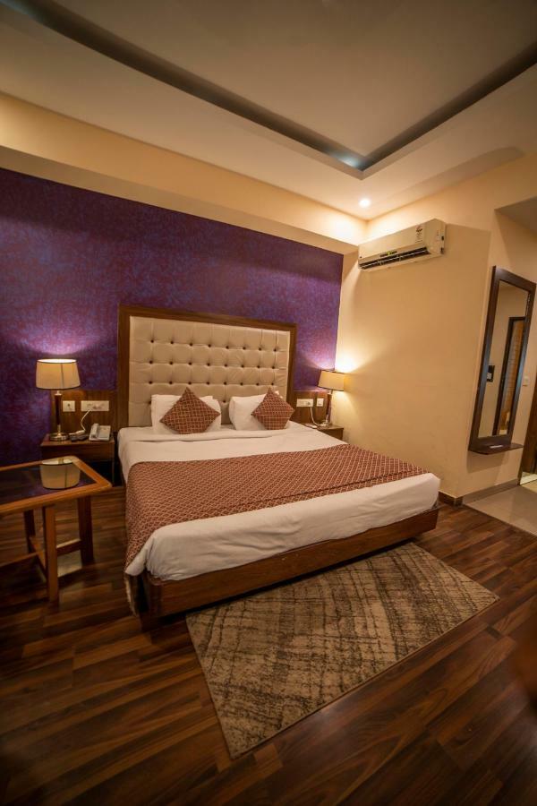 Hotel Jsr Continental Dehradun Bagian luar foto